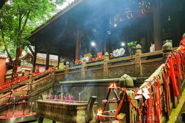 寺院的核心建筑,也是僧众朝暮集中修持的地方,殿中供奉释迦牟尼佛佛像