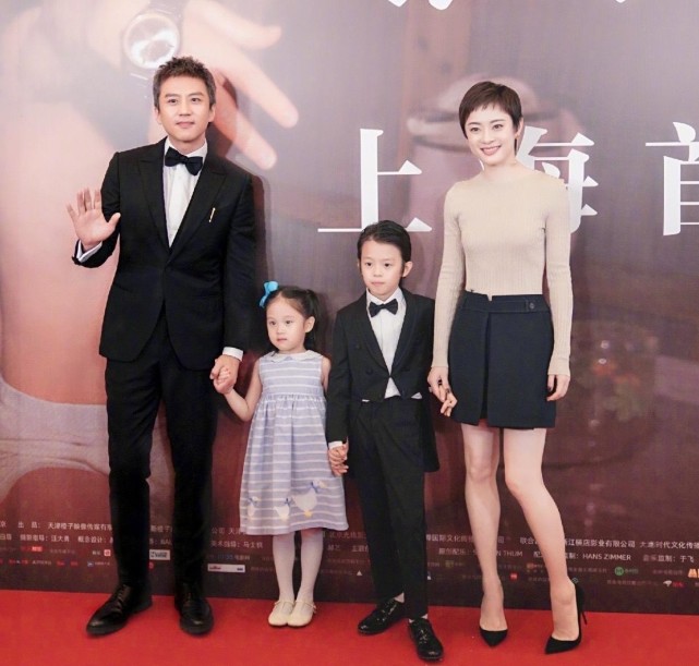 孙俪邓超携子女到海边游玩一家四口温馨有爱女儿空中秀一字马