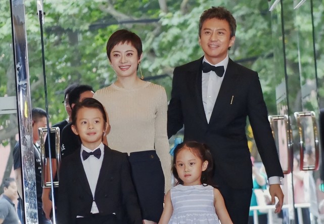 孙俪晒一家四口海边跳高照,儿子等等暴瘦如柴,健康状况令人担忧