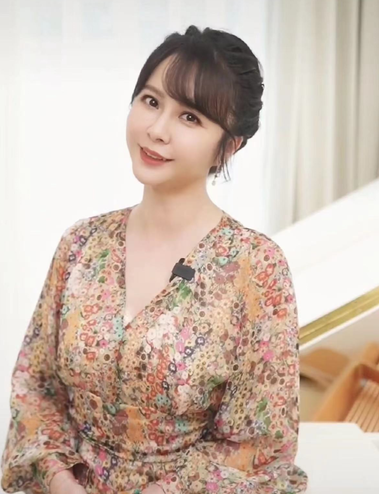 杨若兮回归家庭后罕露面穿古装用百元水杯当全职妈妈模样大变