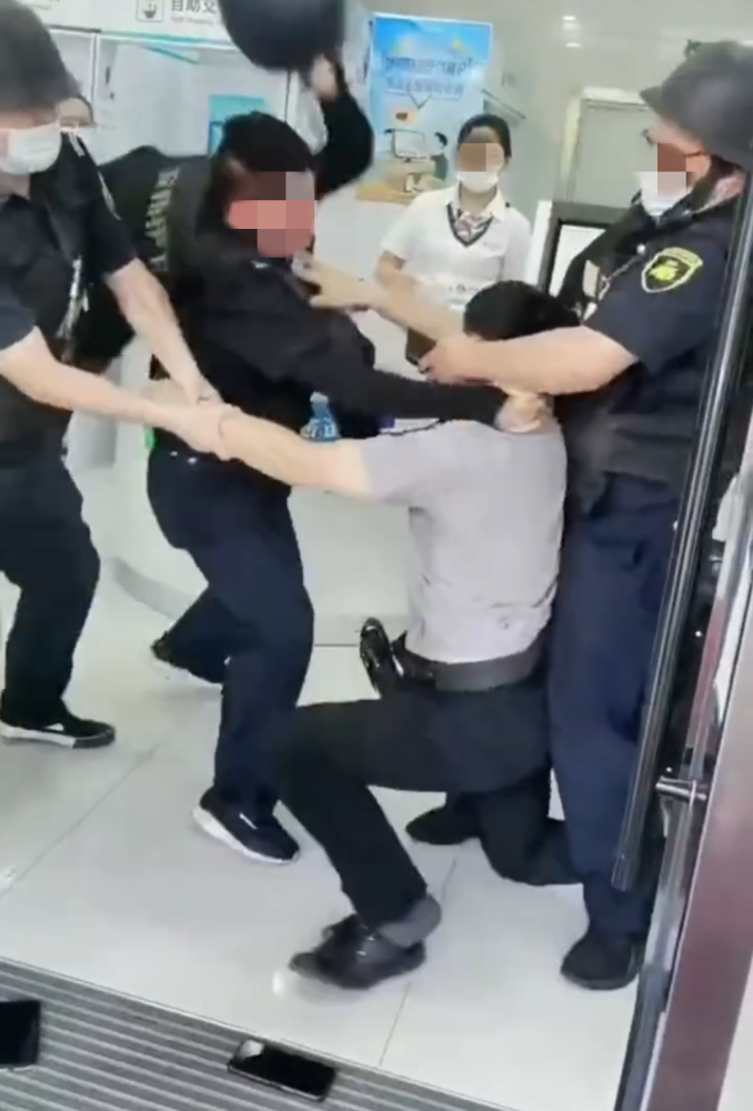 杭州某银行押运员与保安打架 押运公司回应:因扫码起冲突已追责员工