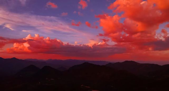 summer黄昏时刻,在百山祖园区景宁片区,天空通红如血,犹如一位画家不