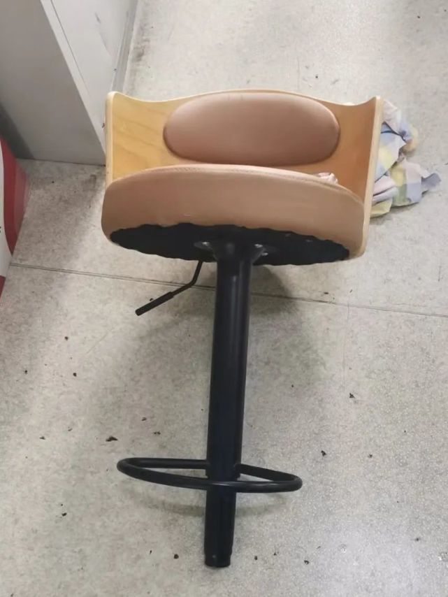 四层飞下椅子!你可太刑了!