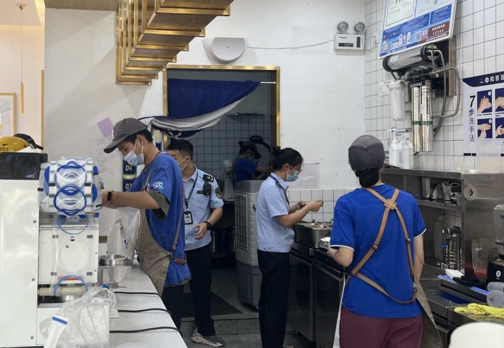 市区多家"网红"奶茶店后厨曝光……你常去的这些店,卫生怎么样?