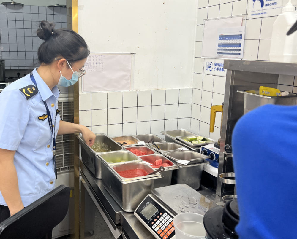 突击检查市区多家网红奶茶店后厨曝光你常去的这些店卫生怎么样