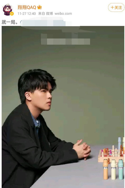 在昨天林伟祥和刘青松同时发微博庆祝自己登录lpl赛场2000天,同时庆祝