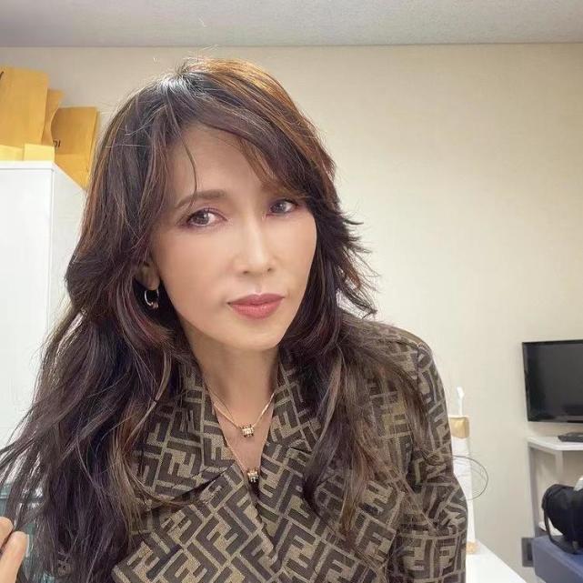 52岁工藤静香舞台妆容光焕发被批像暴发户大谈爱情称女儿继承恋爱脑
