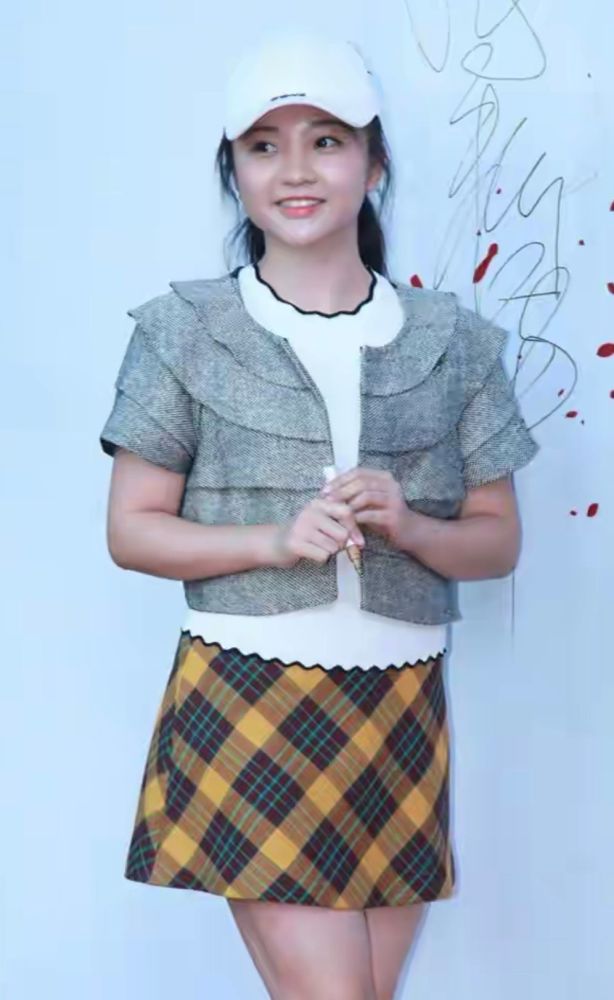 林妙可才20多岁穿衣真显老,格纹裙配坡跟鞋,怎么老气怎么来插图3