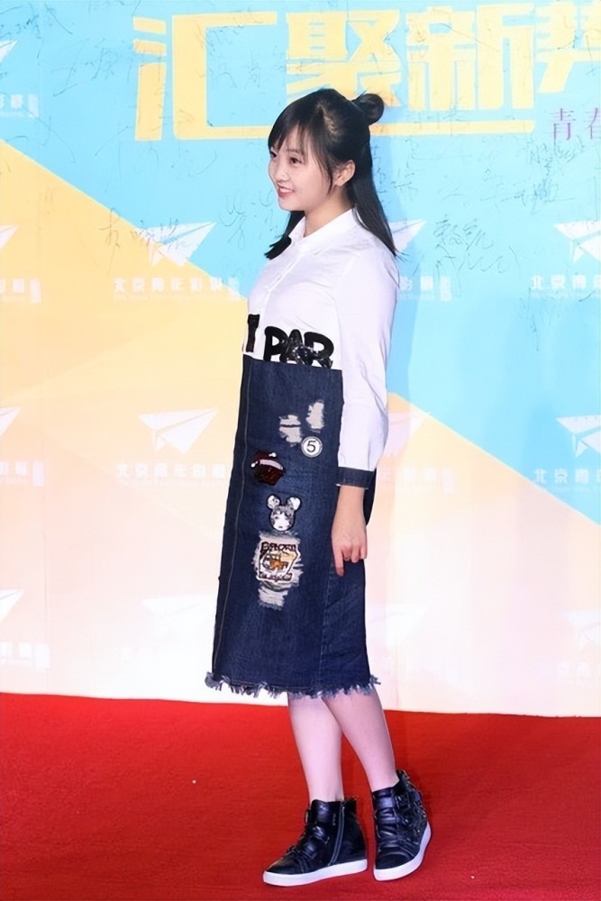 林妙可才20多岁穿衣真显老,格纹裙配坡跟鞋,怎么老气怎么来插图6