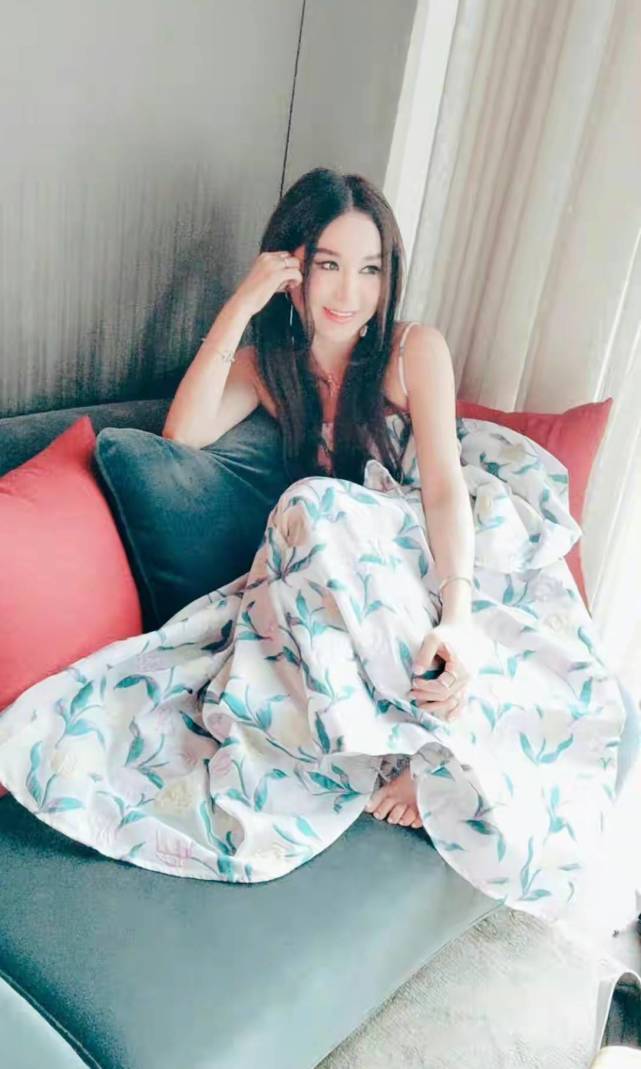 温碧霞不服老还喜欢扮嫩!穿碎花裙配罗马凉鞋,55岁状态保持得真好