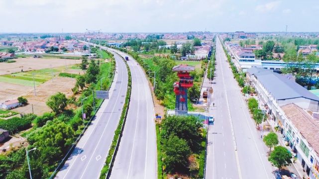 这座标志性建筑如张开的臂膀,凌霄塔映入眼帘,走进凌城镇,"奋进时代