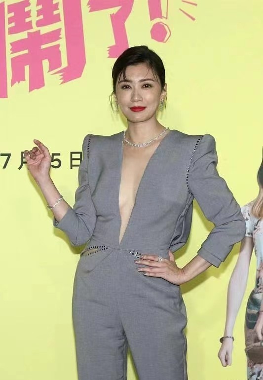 贾静雯越老越大胆,真空穿连体裤显腿长但腰却粗,刘海好油腻_腾讯新闻