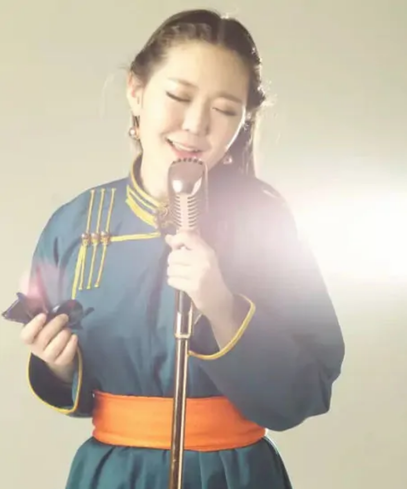 从这一点来看的话,相比之下,乌日娜的养子乌达木虽说也进入了乐坛发展