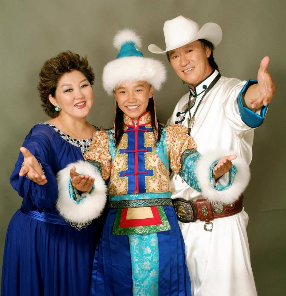 "吉祥三宝"乌日娜:丈夫病逝4年,她和孩子如今过得怎么样了?插图