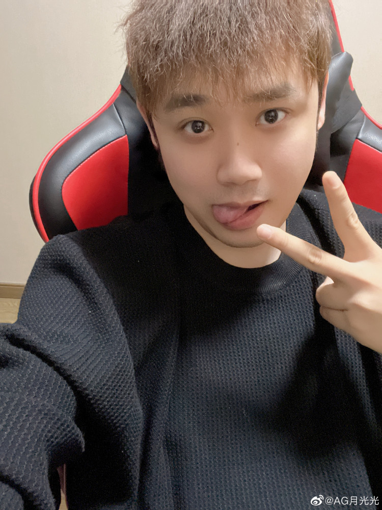 前ag主教练月光解散粉丝群,曾说小兽的bp不行,被管理层警告_腾讯新闻