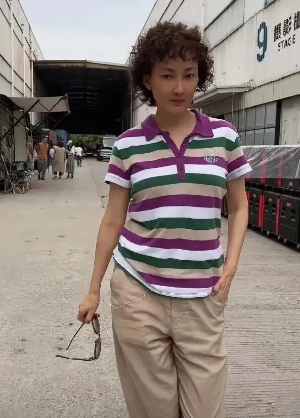 牛莉也是如此,她的大妈同款泡面头一下子就将年纪增加了十岁,给人带来