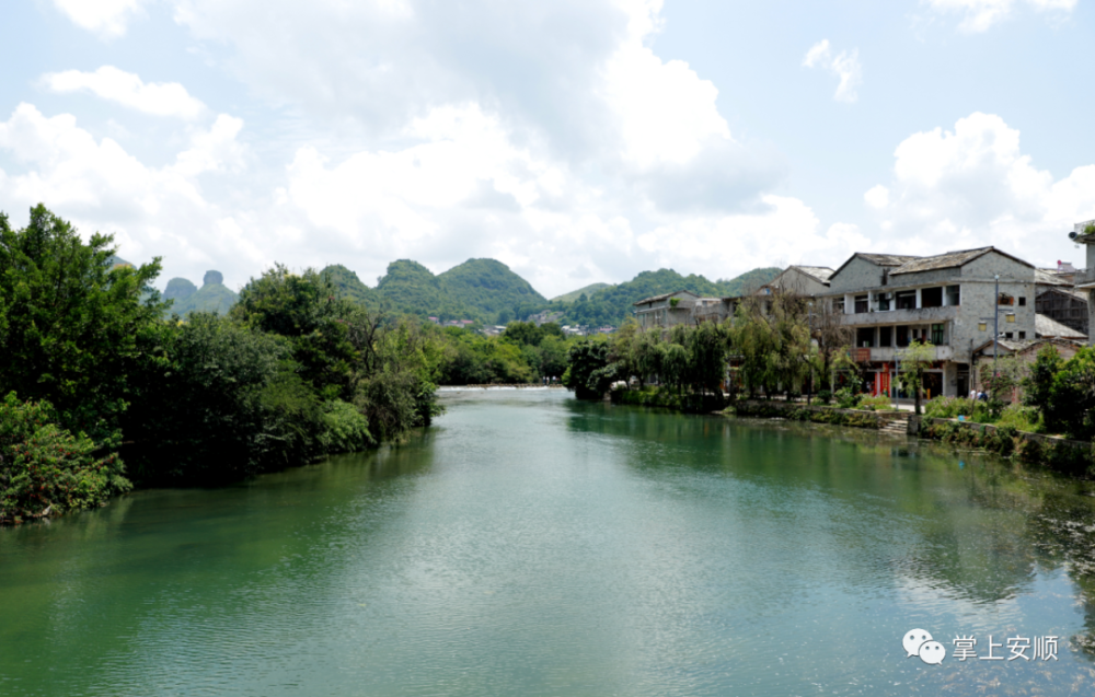 黄果树石头寨村村美民富产业兴山清水秀引客来