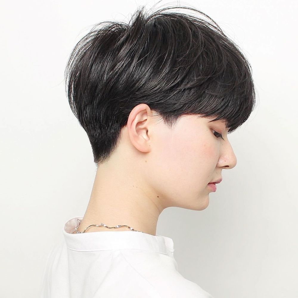 毫无疑问,**清爽的女士发型**错不了,推边短发算是清爽女发的代表了.