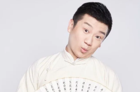 媒体专访相声博士李寅飞,最差一场卖8张票,靠直播维持剧场开支