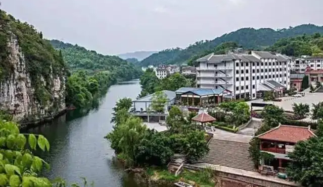 地處巴南區東南部,東連東泉,南接姜家鎮,天星寺鎮,西與惠民街道,南岸