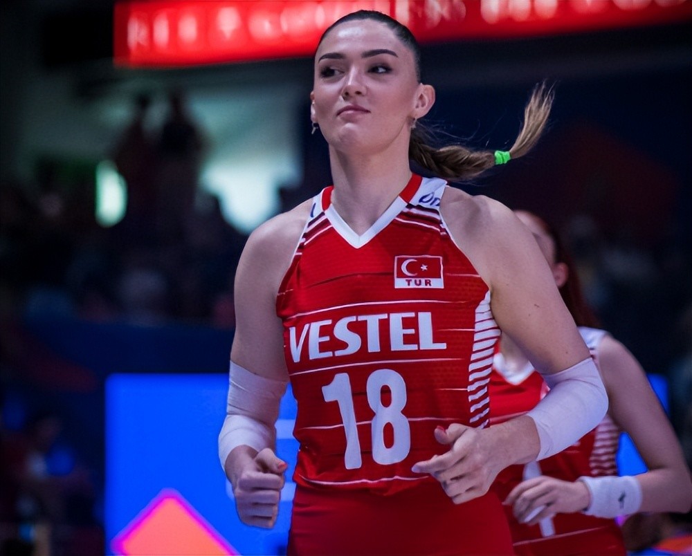 在分站赛,土耳其女排取得了7胜5负的战绩排第七,泰国队取得了5胜7负的