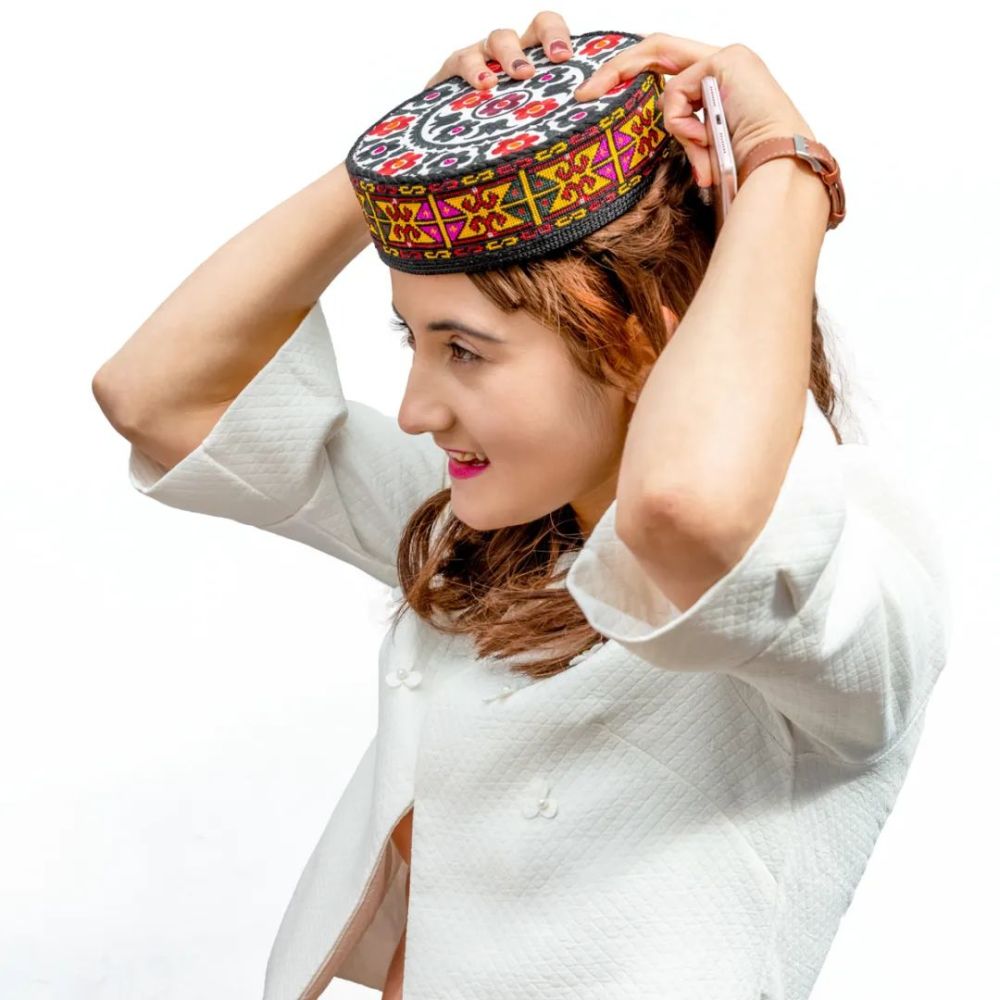 摄影:张荣敏    《塔吉克族美女》摄影:王建军    《凝望》摄影:孙绮