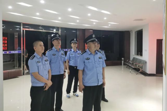 【夏季治安打击整治"百日行动】李少华同志夜巡临武街头:公安民警要