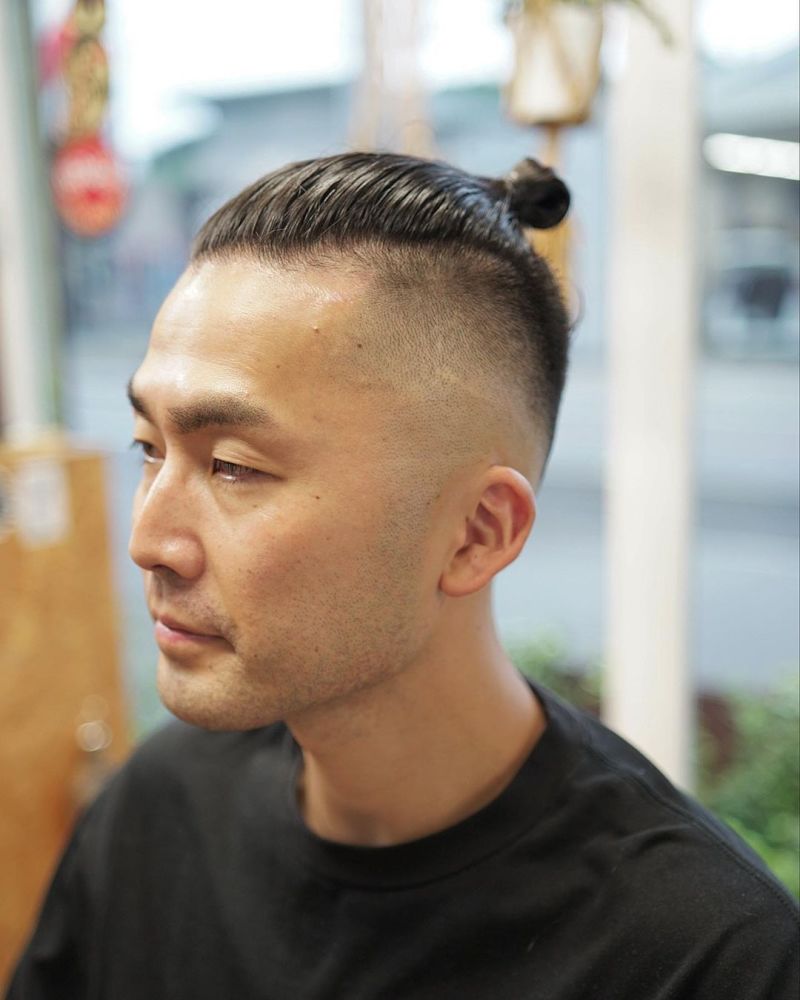 头顶头发扎起来,简单时尚还有艺术范,这种男士发型即使你走在大街上