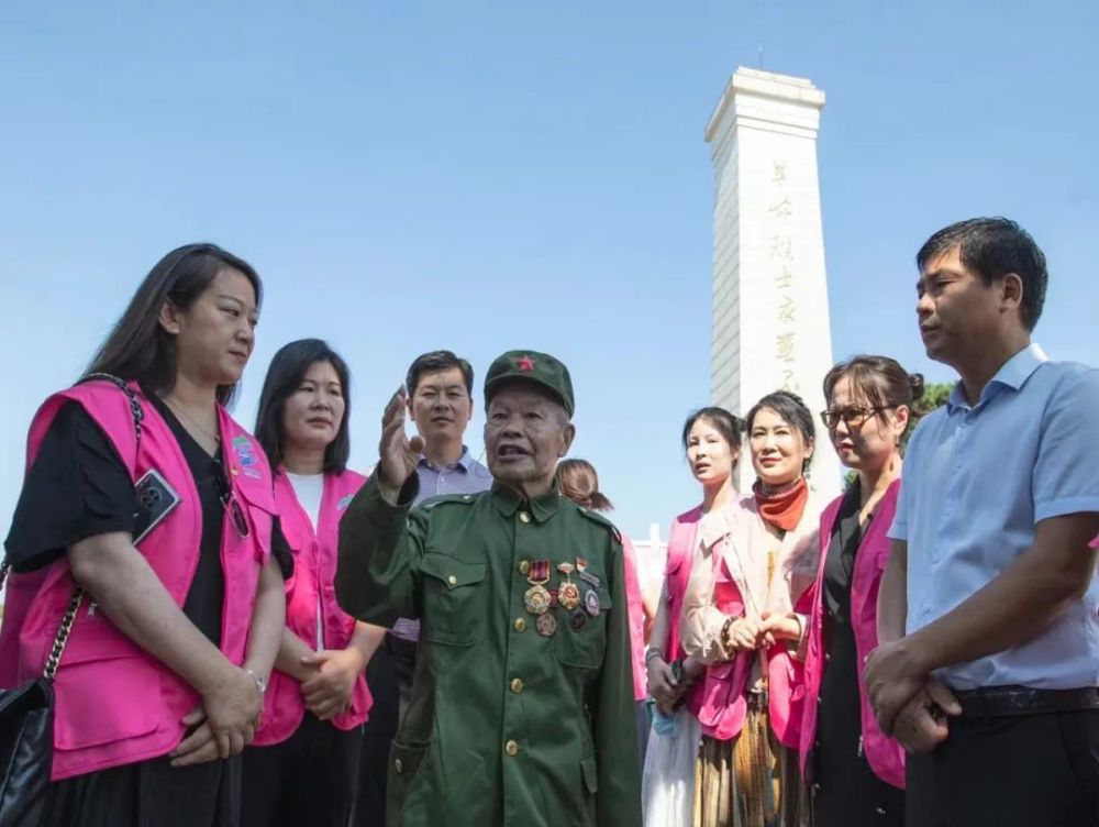 唐先义为全椒县女企业家协会,全椒经济技术开发区商会组织的部分会员