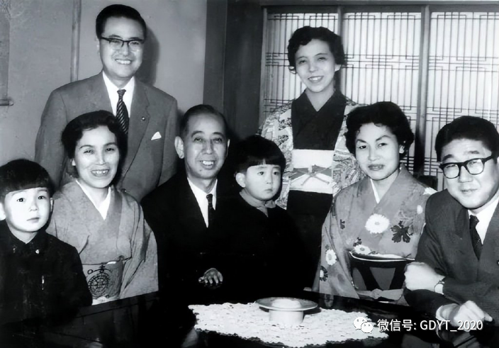 家族政治：日本政坛“掌舵人”——安倍晋三终了