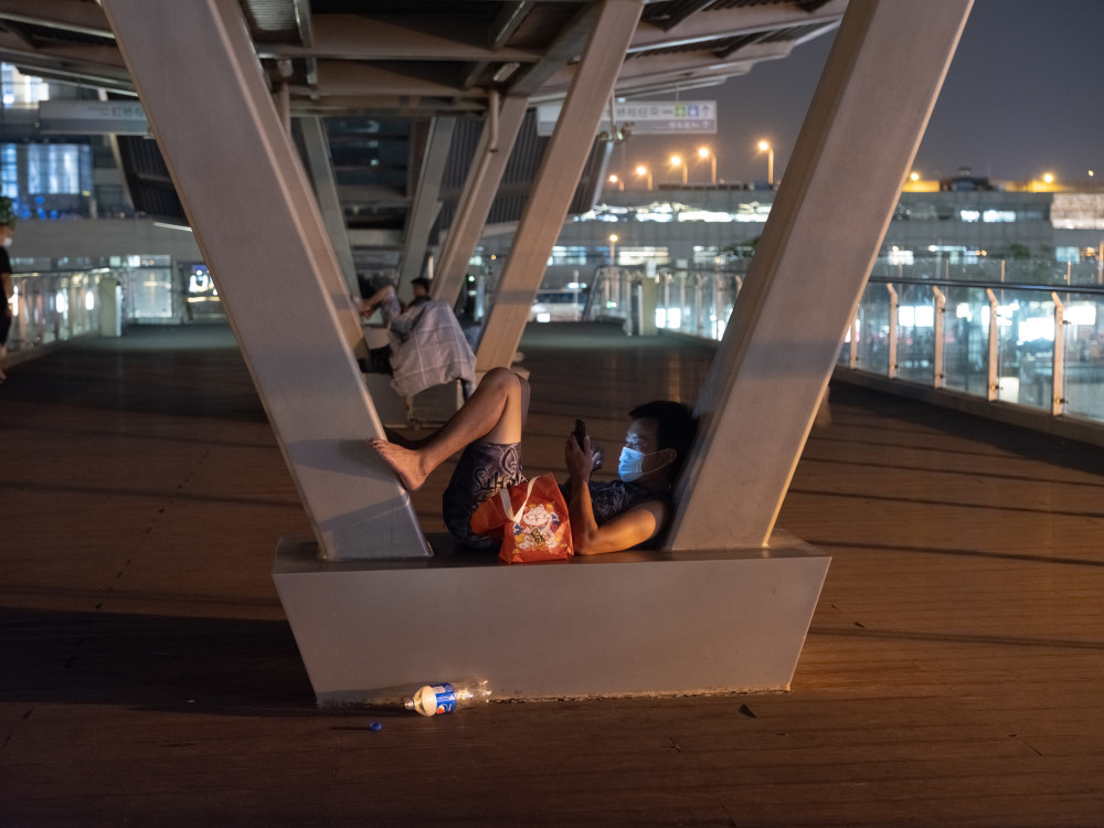 沪上一日天桥上的人