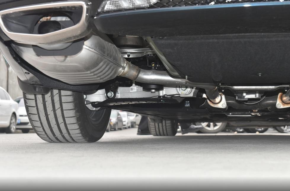 底盘方面,捷尼赛思g80采用前双叉臂式后多连杆式独立悬架,并采用十分