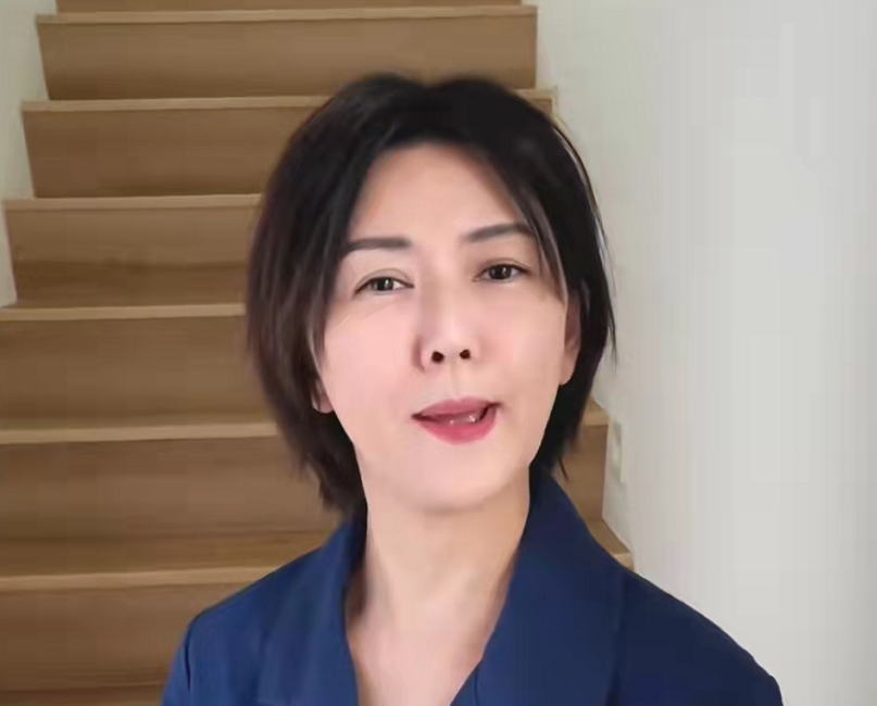 43岁孙燕姿近况曝光,与友人现身新加坡吃美食,小腹突出长胖不少_腾讯