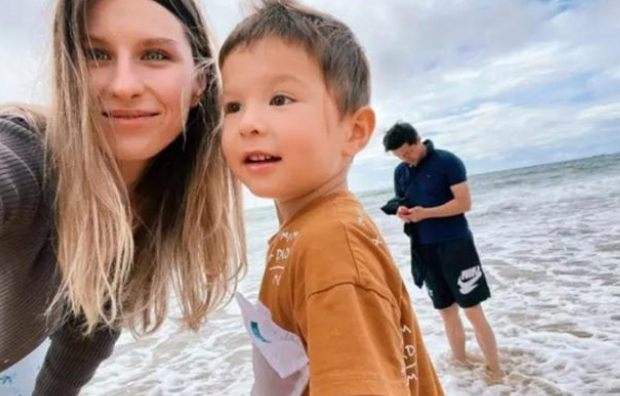 47岁谢晖携全家海边度假,二婚娇妻是90后,混血儿子显现运动天赋