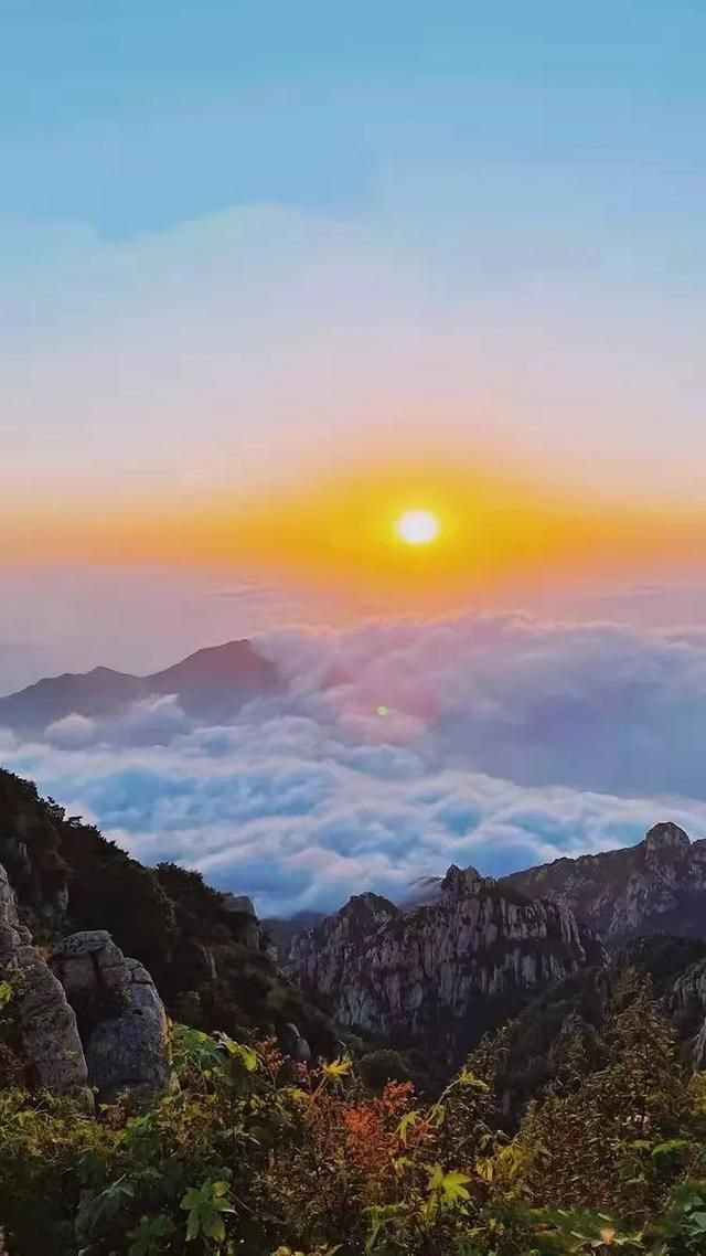 随着旭日发出的第一缕曙光撕破黎明前的黑暗,山巅上,寂静着与黑暗告白
