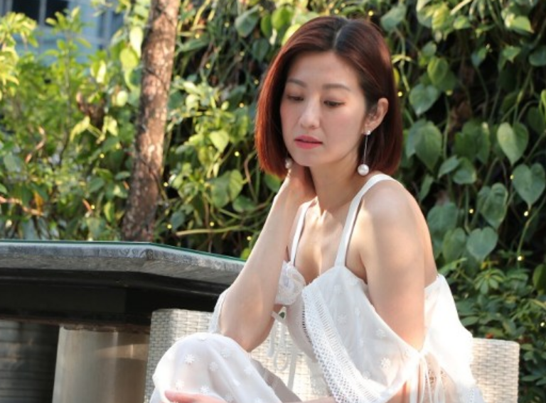 tvb女神陈自瑶晒性感照穿泳衣身材凹凸有致皮肤白皙长腿抢镜