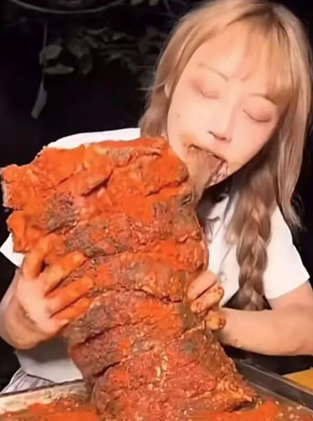 躺地上与鲨鱼合照,双手抱鱼尾大口狂啃