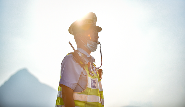 炎炎烈日下,疏導交通,處理事故,服務群眾……福建公安交警為了道路的