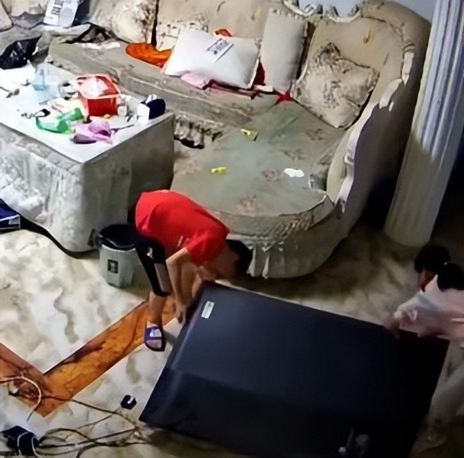 疑娃看电视上瘾爸爸怒砸电视,教育方法有很多,为何偏选择这种?