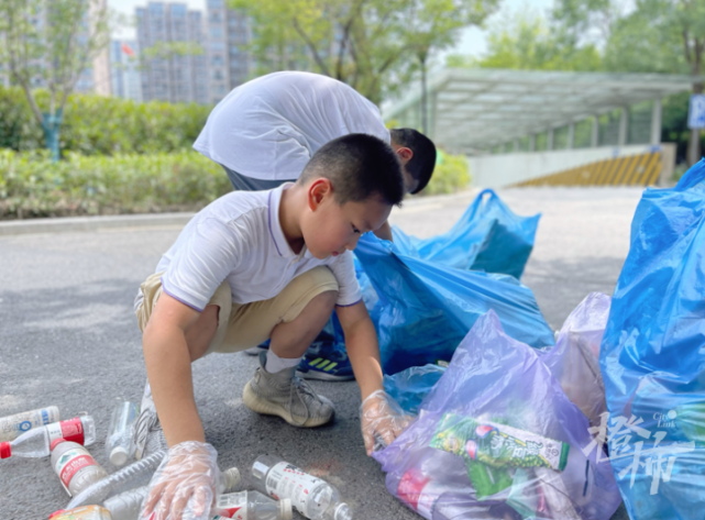 捡垃圾照片男孩图片