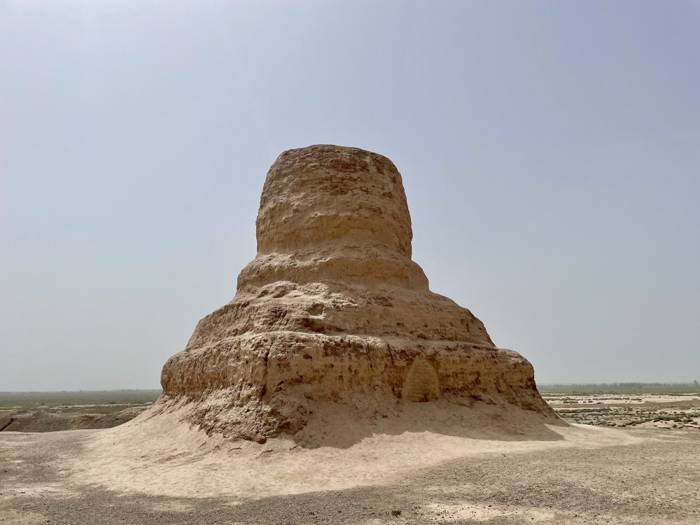 现存两座挺立在荒凉戈壁上的土建筑遗址,即塔身呈圆形的莫尔佛塔和