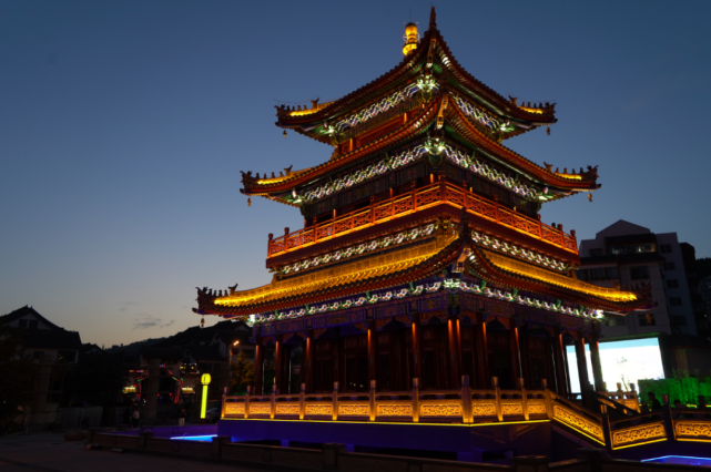 照亮了古城的夜夏天的夜晚是"不甘平凡"的伴随着晚风,走进天水古城