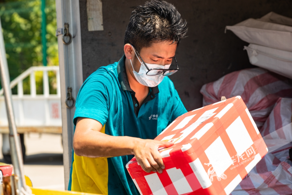 组图热热热一个邮包一把汗邮政小哥辛苦了