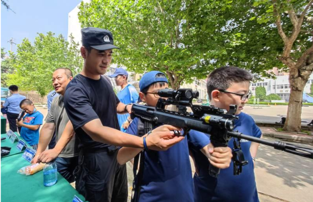 7月14日,青島市公安局特警支隊在警察訓練基地組織開展