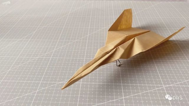 "手工折纸"一架会回旋的流线型纸飞机!