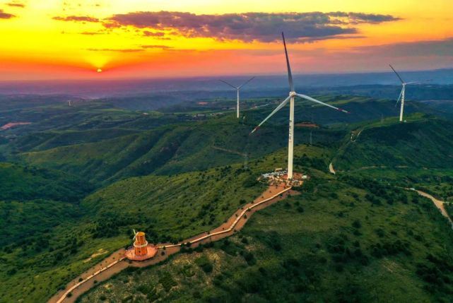 风迎面扑来站在t5/t16观景平台上盛夏时节在当地打造了集惠农与旅游