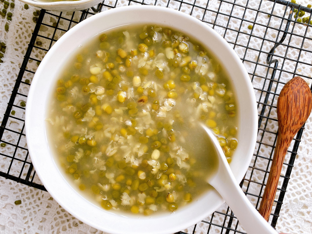 汤就能很好的解决,所以说夏季来上一碗冰镇绿豆汤比任何饮料都解渴,还