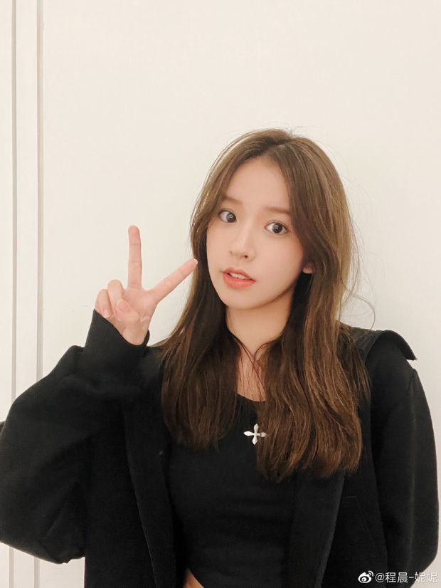 程潇妹妹程晨签约乐华娱乐晒美照开心比耶