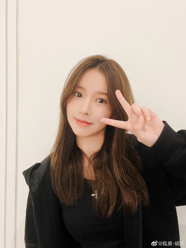 程潇妹妹程晨签约乐华娱乐晒美照开心比耶