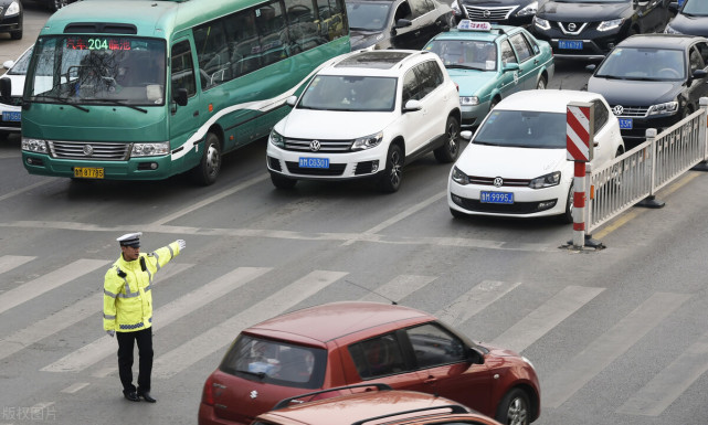 奇葩女開車逆行被攔給交警隊長打電話交警我們隊長被坑了